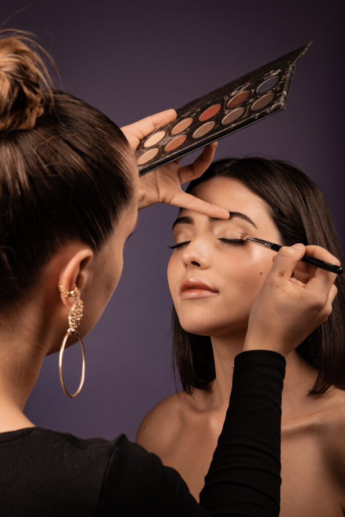 Antonnella makeup, maquilleuse à Besançon maquille une modèle pour un shooting photo professionnel