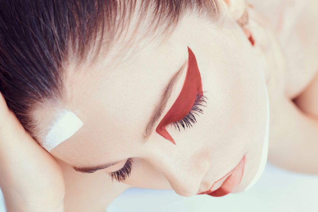 Antonnella Bardot réalise un maquillage artistique pour un visuel professionnel