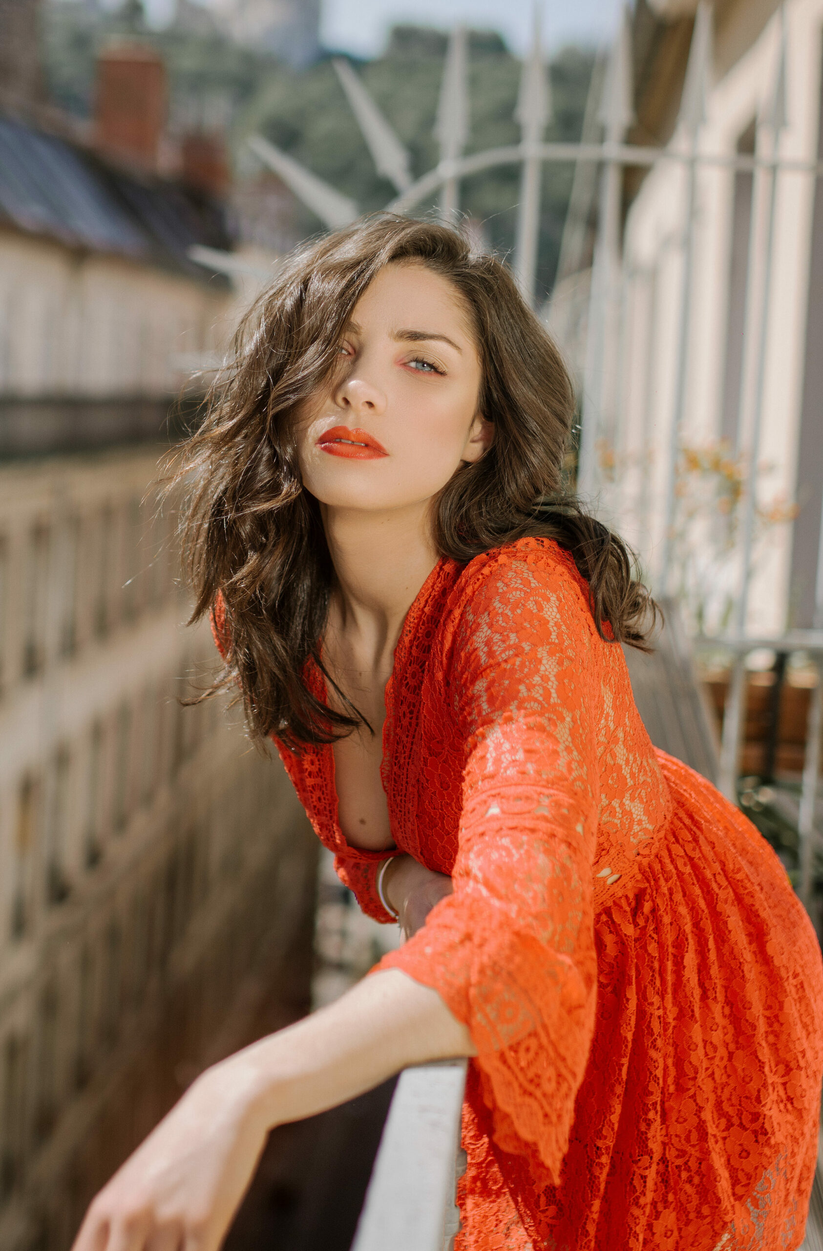 Mise en beauté sophistiquée sur modèle photo
